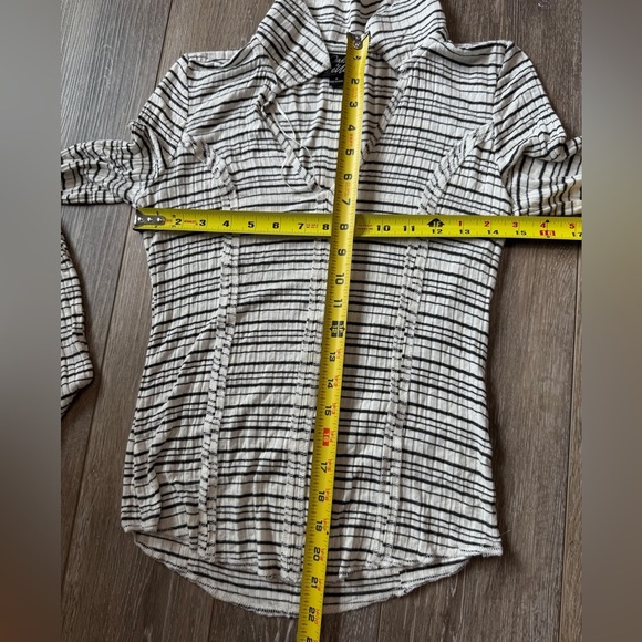 Oak & Trevis long sleeve top size M new condition. - Picture 3 of 4